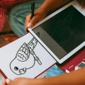 Tablet-graficzny-z-szablonami-do-rysowania-KIDYDRAW-MINI-pets-Kidywolf-3.jpg