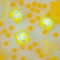 Glo-Pals-Kostki-sensoryczne-swiecace-w-wodzie-Alex-kolor-zolty-1.jpg