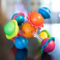 fat-brain-toys-wimzle-grzechotka-sensoryczna-przygoda-3.jpg