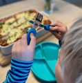 nanas-manners-sztucce-ergonomiczne-niebieskie.jpg
