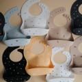mushie-sliniak-silikonowy-safari-light-grey-5.jpg