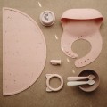 mushie-sliniak-silikonowy-powder-pink-confetti-2.jpg