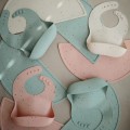 mushie-sliniak-silikonowy-blue-confetti-1.jpg