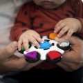 Baby-einstein-zabawka-sensoryczna-curiosity-clutch-3.jpg