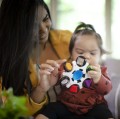 Baby-einstein-zabawka-sensoryczna-curiosity-clutch-4.jpg