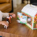 Melissa-doug-drewniana-stodola-z-zamkami-3.jpg