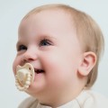 luu-kids-Smoczek-pozycjonujacy-american-cream-5.jpg