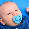 luu-kids-Smoczek-pozycjonujacy-greek-sky-5.jpg