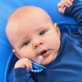 luu-kids-Smoczek-pozycjonujacy-greek-sky-6.jpg