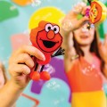 Glo-Pals-Postac-do-kapieli-Elmo-zestaw-ze-swiecacymi-kostkami-1.jpg