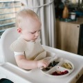 babyono-silikonowy-talerzyk-z-przyssawka-bezowy-4.jpg