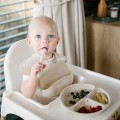 babyono-silikonowy-sliniak-z-regulowanym-zapieciem-bezowy-1.jpg