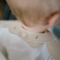 babyono-silikonowy-sliniak-z-regulowanym-zapieciem-bezowy-2.jpg