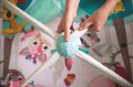 gimnastyka-dla-bobasa-mata-edukacyjna-z-palakami-swiat-malej-ksiezniczki-tiny-love-8.jpg
