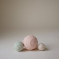 mushie-kule-sensoryczne-nesting-spheres-blush-2.jpg