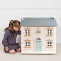 H107-bay-tree-house-child-looking-through-window.jpg