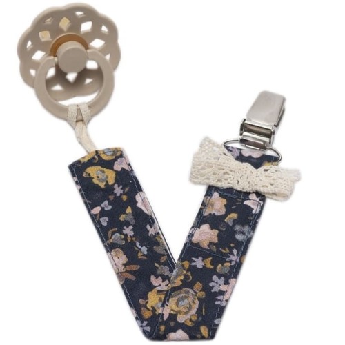 hi-little-one-zawieszka-do-smoczka-boho-flopi-navy-pom-pom.jpg