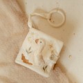 little-dutch-zawieszka-ksiazeczka-aktywizujaca-newborn-naturals-1.jpg