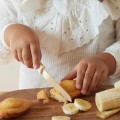 KiddiKutter-Bezpieczny-noz-do-nauki-krojenia-dla-dzieci-CREAM-1.jpg