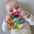 woopie-baby-zabawka-sensoryczna-grzechotka-gryzak-2w1-1.jpg