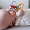 woopie-baby-zabawka-sensoryczna-grzechotka-gryzak-2w1-2.jpg