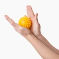 tullo-fizjo-spiky-massage-pilka-rehabilitacyjna-do-masazu-5-cm-zolta-2.jpg