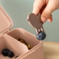 done-by-deer-lunchbox-z-widelczykami-tiny-farm-powder-2.jpg