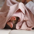 babyono-kocyk-muslinowy-rozowy-1.jpg