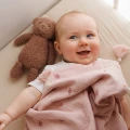 babyono-kocyk-muslinowy-rozowy-3.jpg