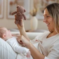 babyono-kocyk-z-przytulanka-smietankowy-7.jpg