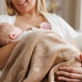 babyono-kocyk-z-przytulanka-bezowy-1.jpg