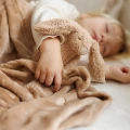 babyono-kocyk-z-przytulanka-bezowy-9.jpg