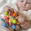 woopie-baby-miekka-grzechotka-2w1-gryzak-zabawka-sensoryczna-dla-niemowlat-0m-1.jpg