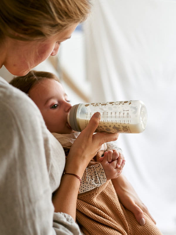 karmienie-dziecka-butelka
