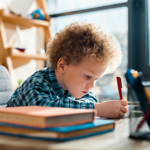 Podpowiadamy, jak wspomagać dziecko w nauce pisania