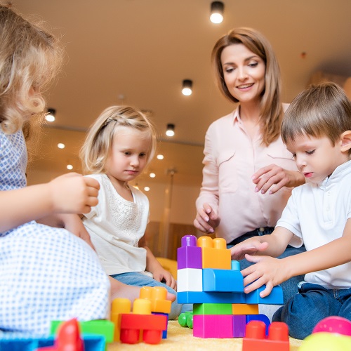 Gry i zabawki pomagające dzieciom w nauce współpracy i budowaniu relacji w grupie przedszkolnej